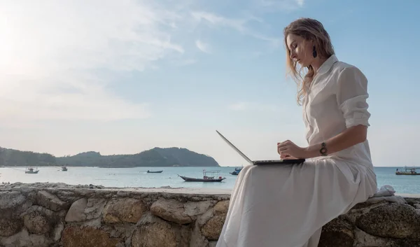 Γυναίκα Που Χρησιμοποιεί Φορητό Υπολογιστή Μια Παραλία Του Τροπικού Νησιού — Φωτογραφία Αρχείου