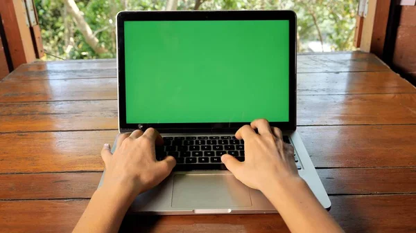Schouder Van Vrouwelijke Handen Typen Laptop Computer Toetsenbord Thuis Werken — Stockfoto