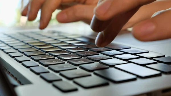 Dactylographier Les Mains Sur Clavier Ordinateur Portable Main Statique Gros — Photo