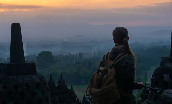 Žena Turistka Batohem Setkává Východ Slunce Chrámu Borobudur Ostrově Jáva — Stock fotografie