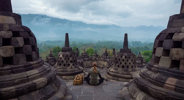 Tourist Woman Backpack Sit Meditation Lotus Pose Stairs Borobudur Temple — Φωτογραφία Αρχείου