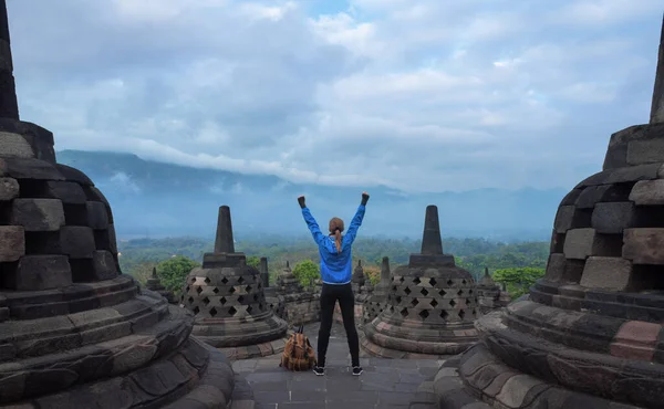 Vrouw Lopende Schoenen Stijgt Handen Vervolgens Het Verkennen Van Borobudur — Stockfoto