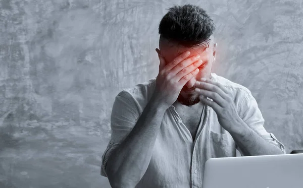 Egy Ember Akinek Fáj Feje Laptoptól Fájdalmas Fejfájás Túlhajszolt Stresszes — Stock Fotó