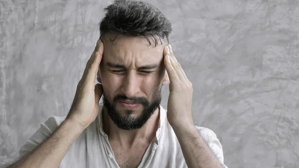 痛みを伴う頭の痛みと疲れを見て苦しんでいる男 心配し ストレス — ストック写真