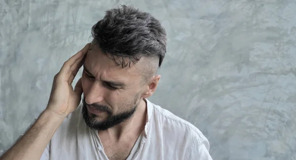 Baş Ağrısı Çeken Yorgun Endişeli Stresli Görünen Bir Adam — Stok fotoğraf