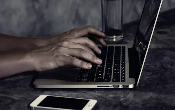 Close Weergave Van Vrouwelijke Typen Handen Laptop Toetsenbord — Stockfoto