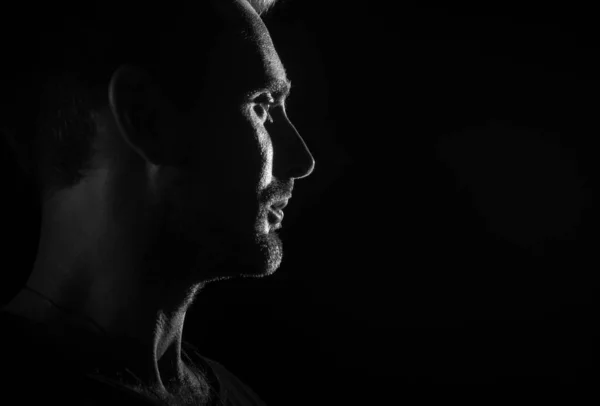 暗い背景に男性の劇的なプロフィール肖像画 — ストック写真