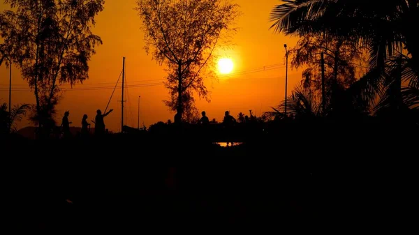 Σιλουέτες Των Ανθρώπων Που Περπατούν Στο Φόντο Του Ουρανού Ηλιοβασίλεμα — Φωτογραφία Αρχείου