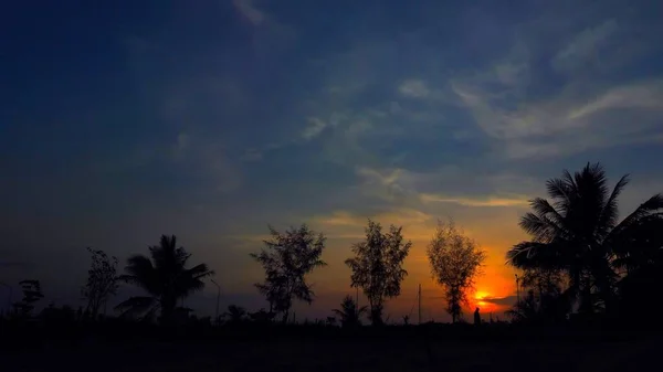 Silhuetas Pessoas Ambulantes Fundo Céu Por Sol — Fotografia de Stock