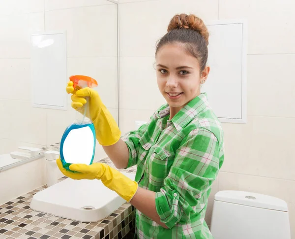 Chica lava un espejo en el baño — Foto de Stock