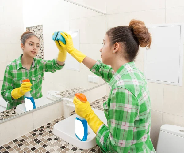 Mädchen wäscht Spiegel im Badezimmer — Stockfoto