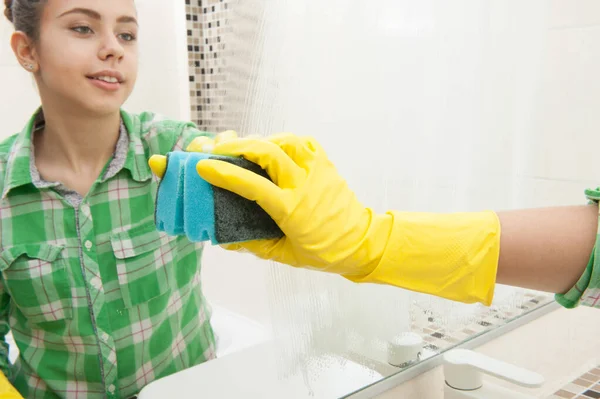 Girl washes a mirror in the bathroom — Stock Photo, Image