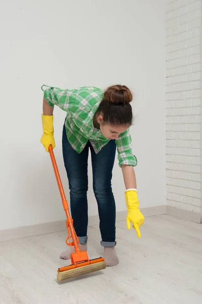 Girl with a mop washes Cleaning apartment — Stock Photo, Image