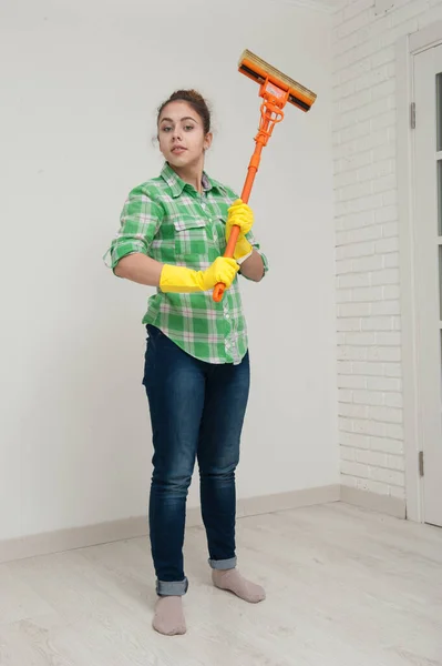 Dziewczyna z mop myje Sprzątanie mieszkania — Zdjęcie stockowe