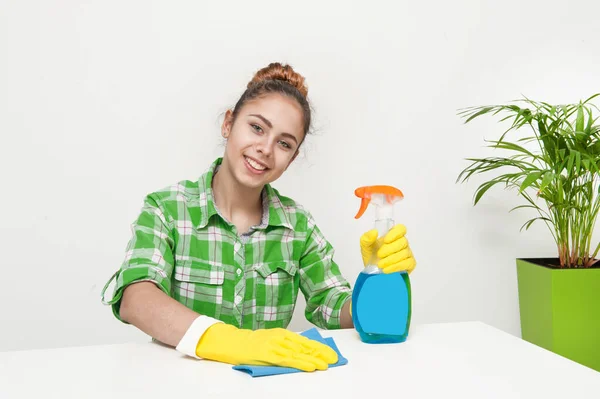Mädchen in Handschuhen putzt die Wohnung — Stockfoto