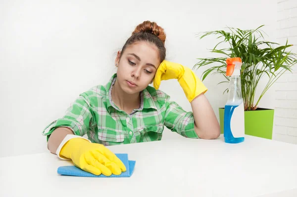 Girl in gloves cleans the apartment — Stock Photo, Image