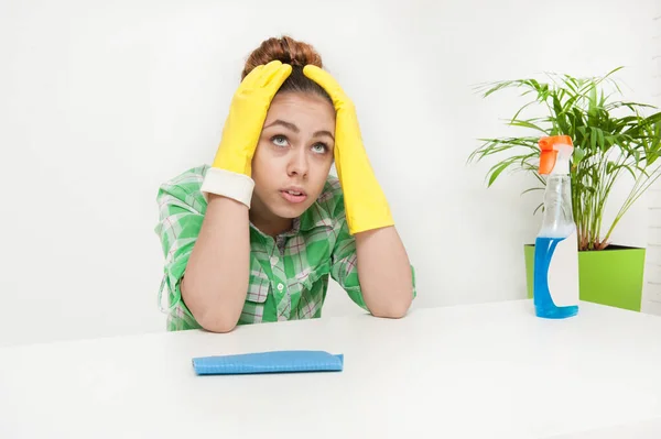 Girl in gloves cleans the apartment — Stock Photo, Image