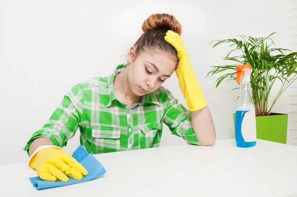 Girl in gloves cleans the apartment — Stock Photo, Image
