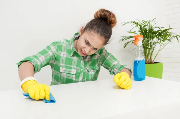 Meisje in handschoenen reinigt het appartement — Stockfoto