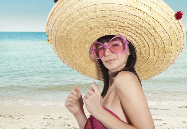 Девушка в мексиканской шляпе на берегу моря — стоковое фото