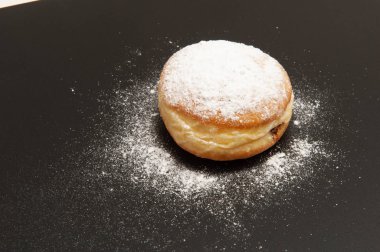 siyah bir zemin üzerine çörek