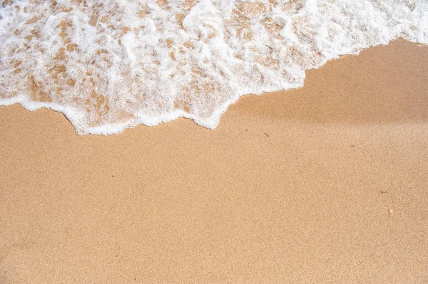 Hintergrund mit einer Meereswelle im Sand — Stockfoto