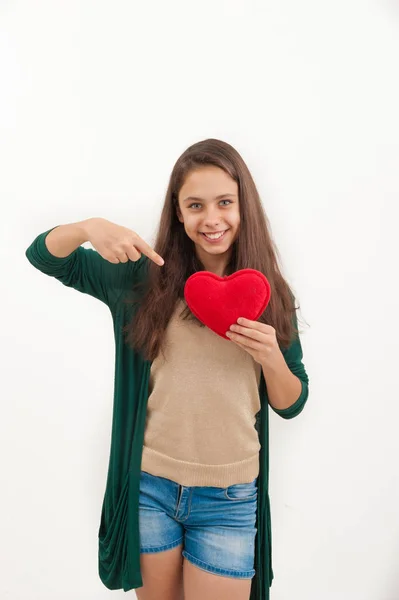 Девочка-подросток с плюшевым игрушечным сердцем — стоковое фото