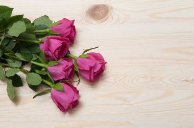 Masanın üzerinde pembe güller