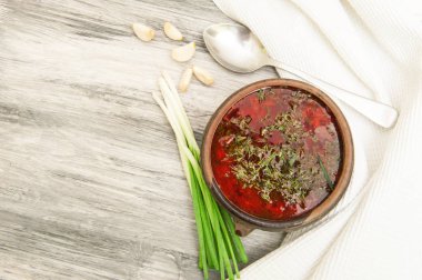Yeşil soğan, ekmek ve sarımsaklı Ukrayna Borsch 'u