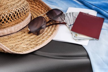 Bavul ve seyahat için eşyayla seyahat et..