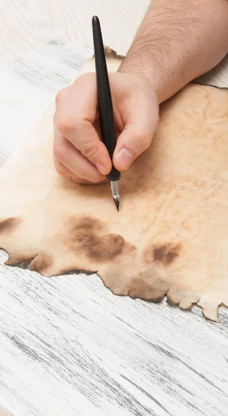 Männliche Hand mit Stift schreibt auf Papier — Stockfoto