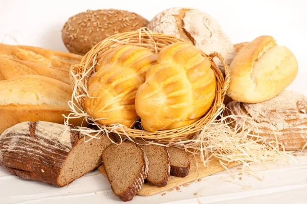 Kenyér, kenyér választékban egy fa táblán — Stock Fotó