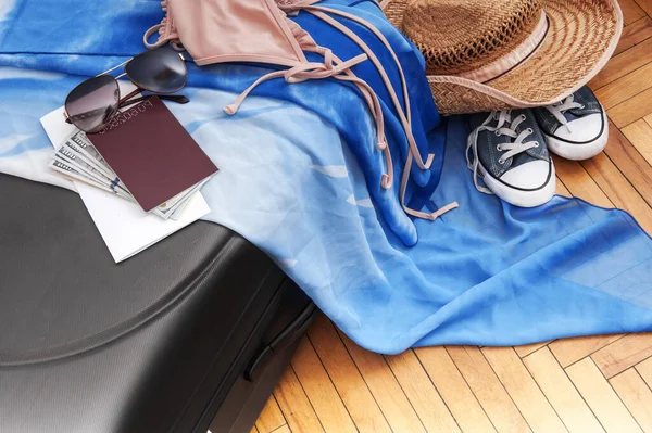 Путешествие с чемоданом и вещами для путешествий . — стоковое фото