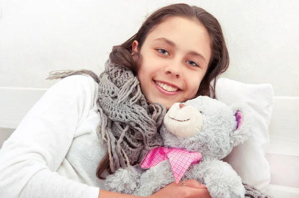 Menina adolescente com um urso de pelúcia de brinquedo — Fotografia de Stock