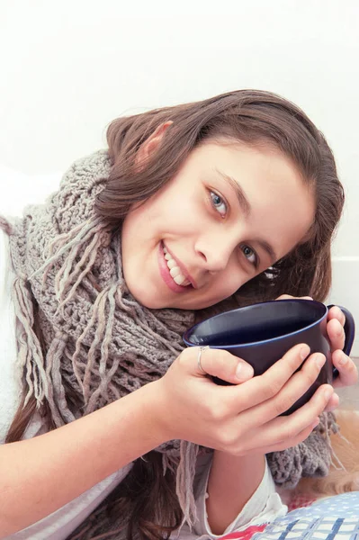 La chica está enferma, bebiendo té. — Foto de Stock