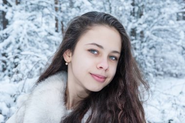 Karlı bir ormanda genç bir kız