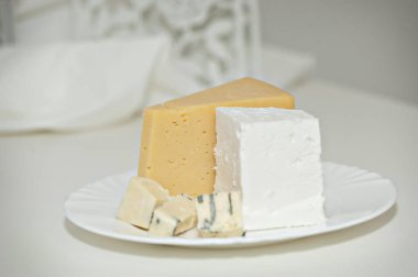 Farklı türde bir plaka üzerinde peynir