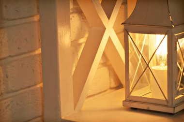 Rafla ve retro lambayla iç mekan