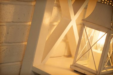 Rafla ve retro lambayla iç mekan