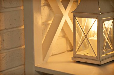 Rafla ve retro lambayla iç mekan