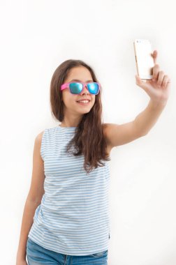 kız beyaz bir arka plan üzerinde