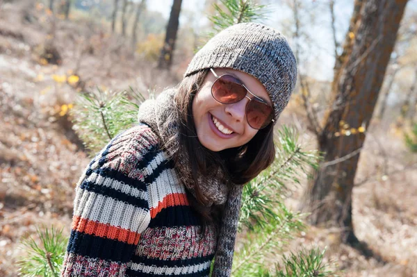 Adolescente chica camina en el bosque de otoño — Foto de Stock