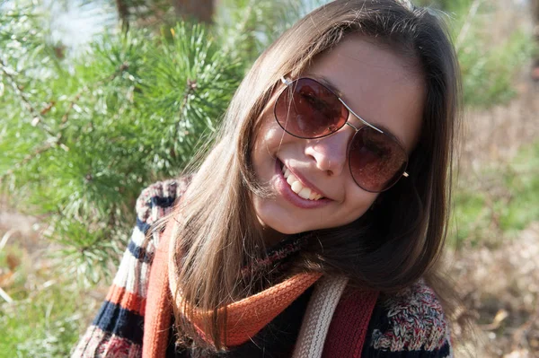 Adolescente chica camina en el bosque de otoño —  Fotos de Stock