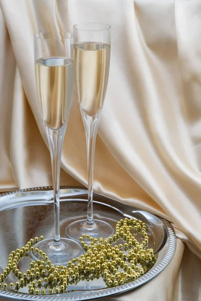 Two glasses of white wine on a tray — Stock Photo, Image