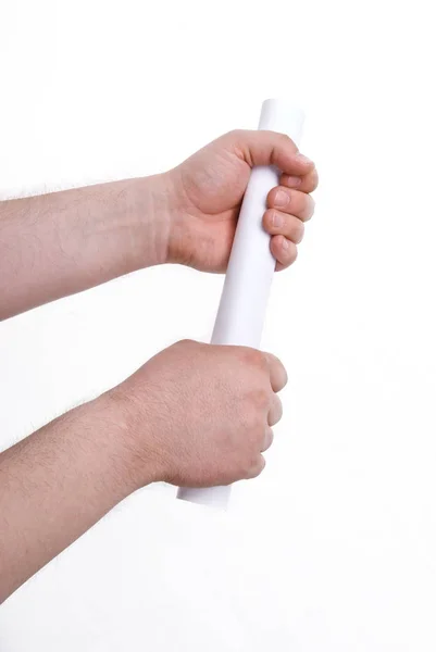 Скрученный лист бумаги в мужской руке — стоковое фото