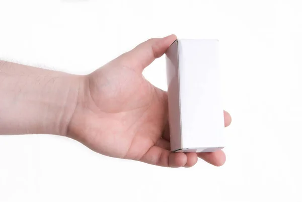Wit doosje in een mensenhand — Stockfoto
