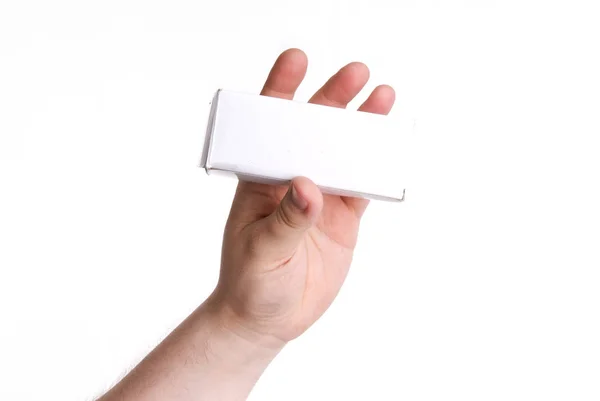 男の手に白い小さな箱 — ストック写真