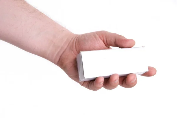 Wit doosje in een mensenhand — Stockfoto