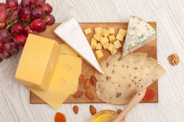 Tahtadaki farklı peynir türleri. Üst görünüm