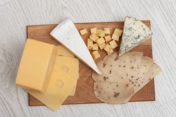 Diversi tipi di formaggio su una tavola di legno. Vista dall'alto — Foto Stock